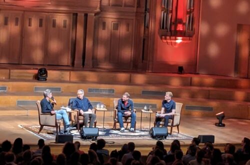 Conférenciers sur scène à Bozar